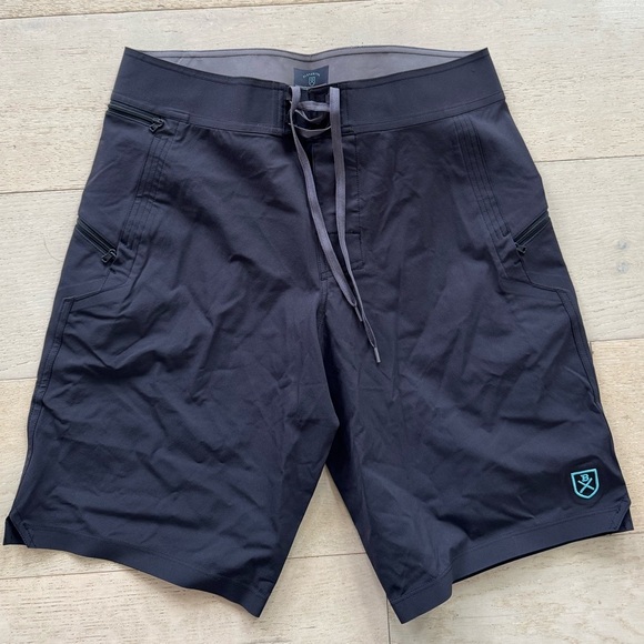 NWOT Bluesmiths The Spartan Board Shorts Men’s 32X 11 Almost Black Beach - Picture 7 of 13